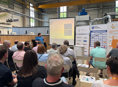 Präsentation vor Menschen in einer Halle
